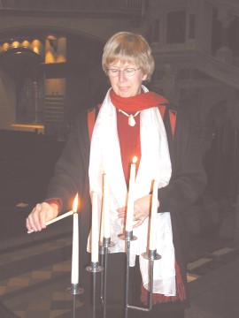 Ingeborg zndet Kerzen an
